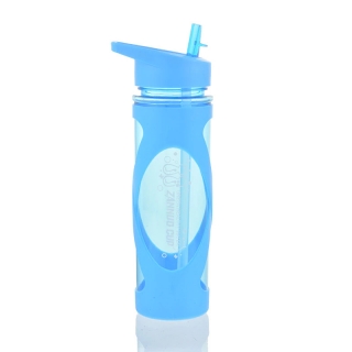 Plastová láhev na vodu v ochranném barevném obalu